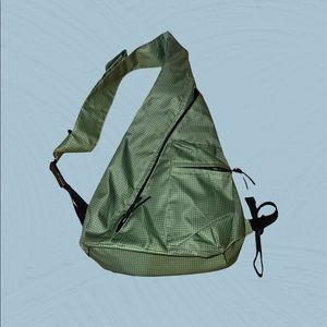 🤍 item: green cross body urban outfitters bag